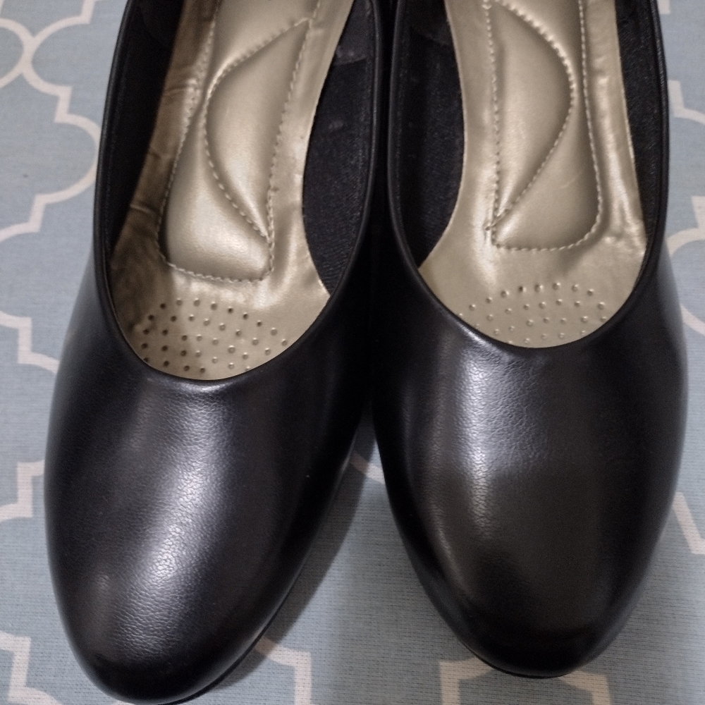 SOFT STYLE BLACK PUMPS